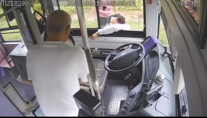 41岁女公交车司机停车救人后又成“消防员”灭火后笑了：举手之劳 能帮的一定帮