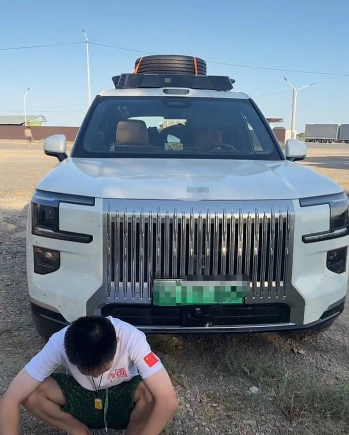 自驾新能源汽车跨境突遭远程锁车30多小时 车主：事前未提醒出境会被锁车