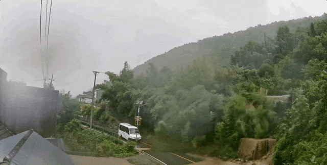 △车辆停稳3秒后，雨水便裹挟着泥石、竹子、树木倾泻而下。