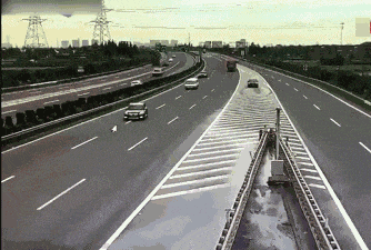 小车高速路上低速行驶酿事故，致1死1重伤