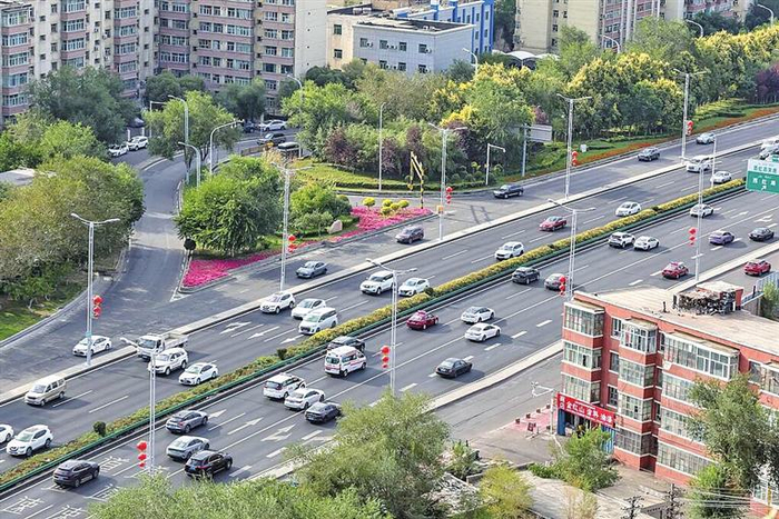 “龟速开车”该不该罚？