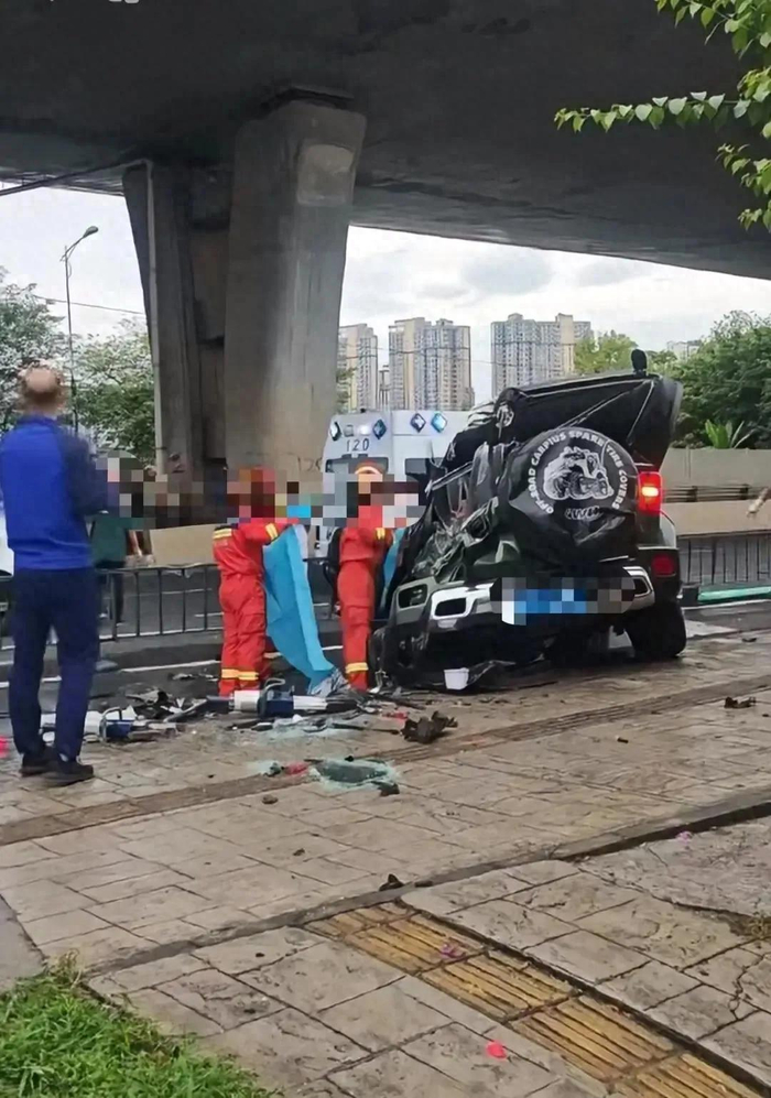 成都越野车高架坠落：早高峰的致命一跃，市民仍在扶车。