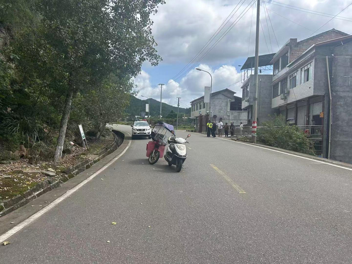 74岁大爷无证驾驶无牌摩托车出游 交通肇事后协商无果弃车潜回 交警：罚款、行拘5天