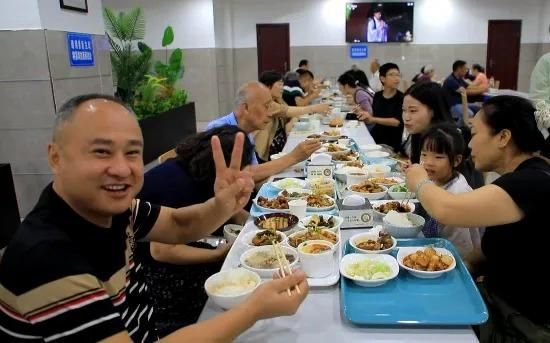 国庆期间多地政府食堂、停车场开放，景德镇还提供摆渡车往返景区