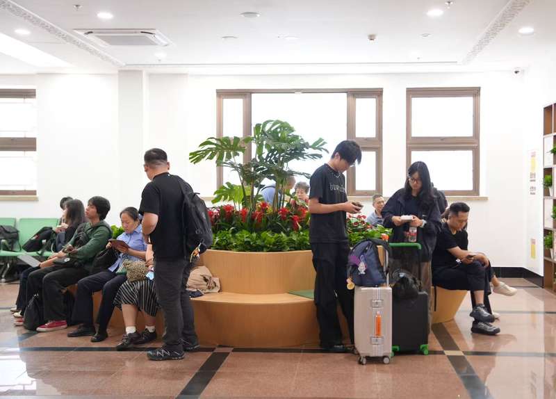 北京站市郊铁路候车区实施焕新提质，拆除东西两处既有建筑，还原北京站1959年历史风貌。新京报记者 王贵彬 摄